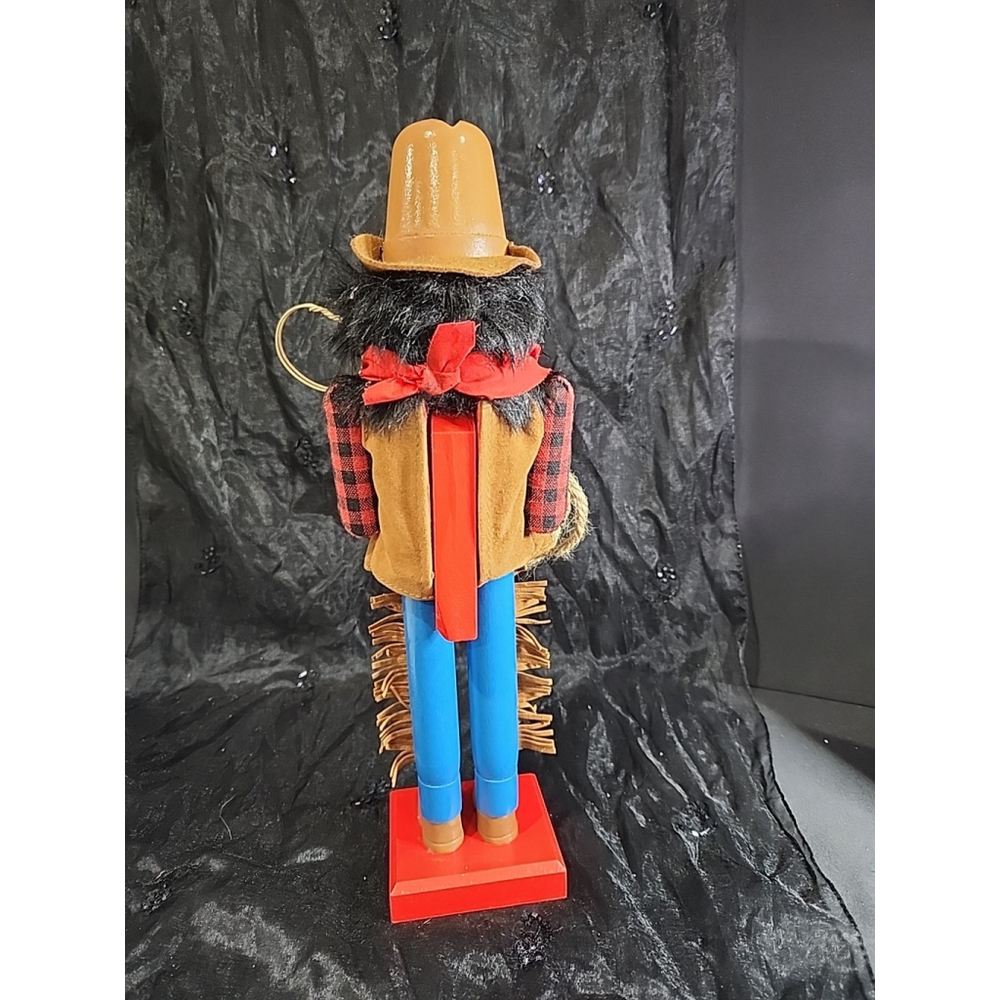 nut cracker of the west ,cowboy with his rope - Picture 4 of 9